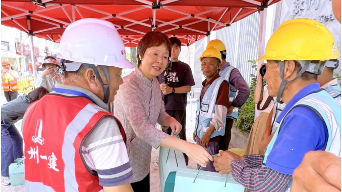 高温慰问｜守护烈日下的一线建设者！